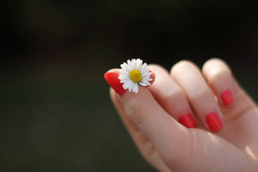 Porque roer unhas pode provocar doenças