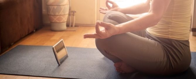 Aplicativos e meditação coletiva são uma excelente alternativa para iniciantes