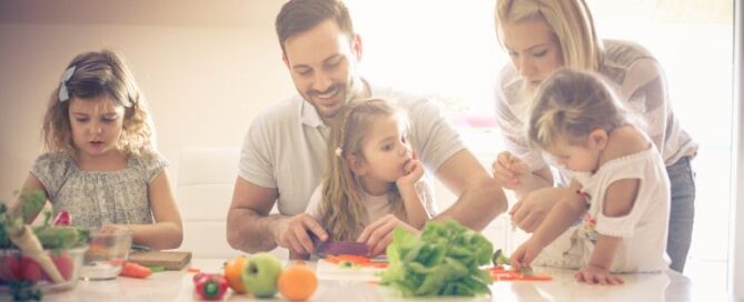 a família é uma estrutura básica da sociedade, assim os pais, ou responsáveis, têm muita responsabilidade nesses dois aspectos do desenvolvimento infantil: formação orgânica e emocional das suas crianças