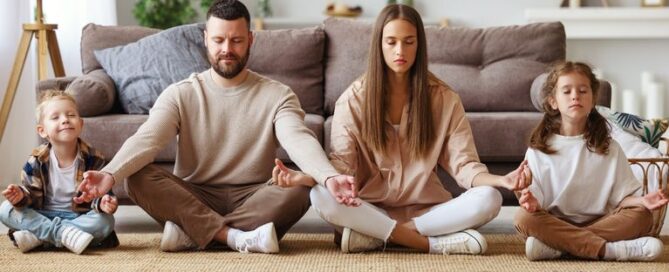 Entendemos que fazer uma criança muito agitada ficar sentada meditando não é fácil